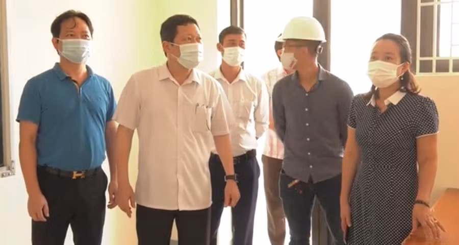 Đoàn công tác của Sở GD&amp;ĐT kiểm tra tại Trường THPT Nguyễn Huệ, TP Yên Bái.