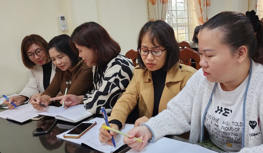 Tổ chuyên môn tiếng Anh của Trường THPT Mỹ Lộc bàn về kế hoạch triển khai ôn thi tiếng Anh cho học sinh khối 12. Tổ chuyên môn tiếng Anh của Trường THPT Mỹ Lộc bàn về kế hoạch triển khai ôn thi tiếng Anh cho học sinh khối 12.