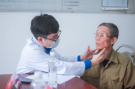 Cán bộ, giảng viên, sinh viên khám chữa bệnh, cấp phát thuốc miễn phí và tặng quà cho nhân dân xã An Vinh (Quỳnh Phụ, Thái Bình). Ảnh: Website của trường. Cán bộ, giảng viên, sinh viên khám chữa bệnh, cấp phát thuốc miễn phí và tặng quà cho nhân dân xã An Vinh (Quỳnh Phụ, Thái Bình). Ảnh: Website của trường.