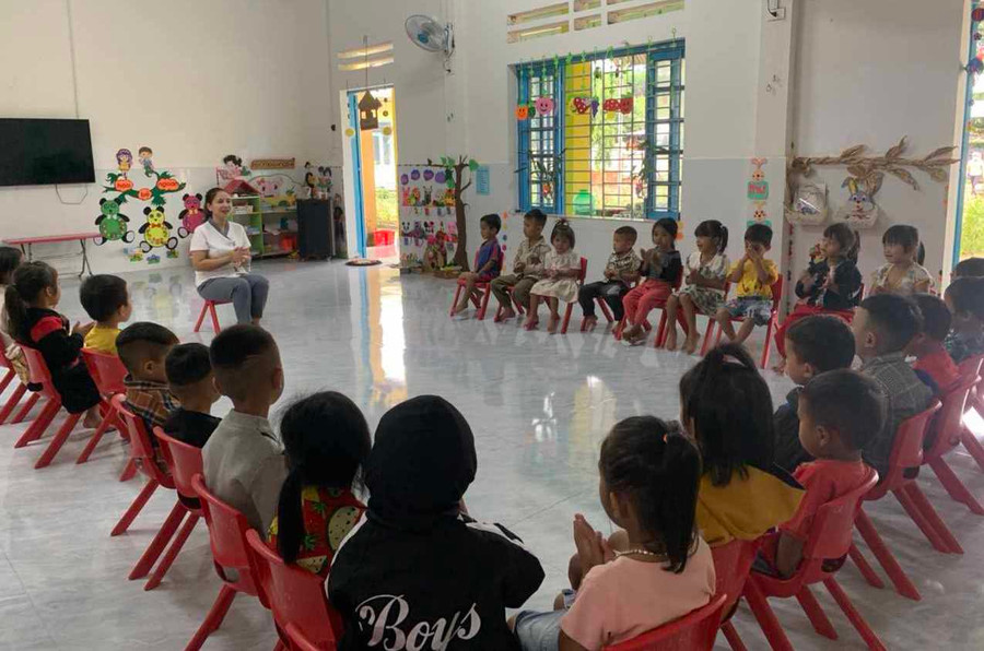 Cô Riah Uối dạy cho học sinh Trường Mẫu giáo liên xã Năng Mỹ. Cô Riah Uối dạy cho học sinh Trường Mẫu giáo liên xã Năng Mỹ.