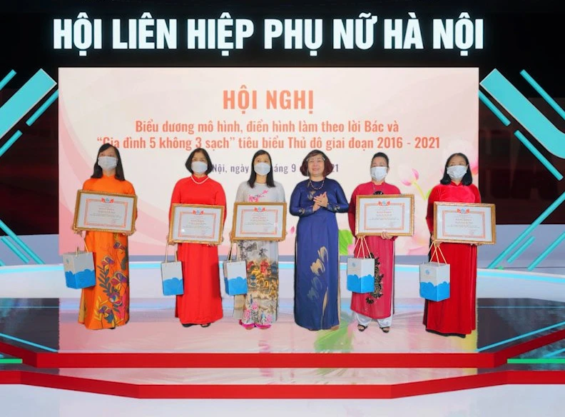 Hội nghị biểu dương những tập thể, cá nhân của Phong trào "Gia đình 5 không, 3 sạch”. 