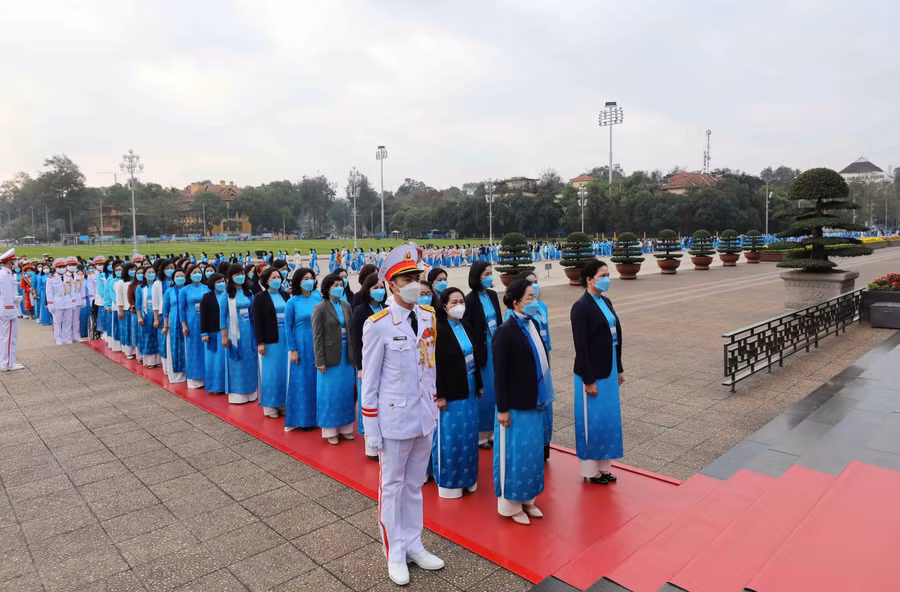 Các đại biểu đặt vòng hoa và vào Lăng viếng Chủ tịch Hồ Chí Minh.
