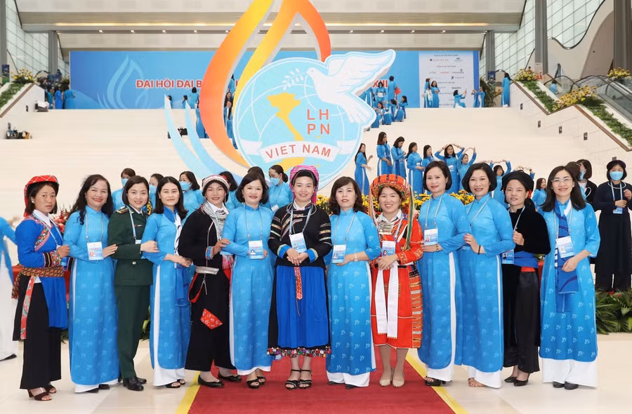 Các đại biểu tham dự hội nghị chụp ảnh lưu niệm