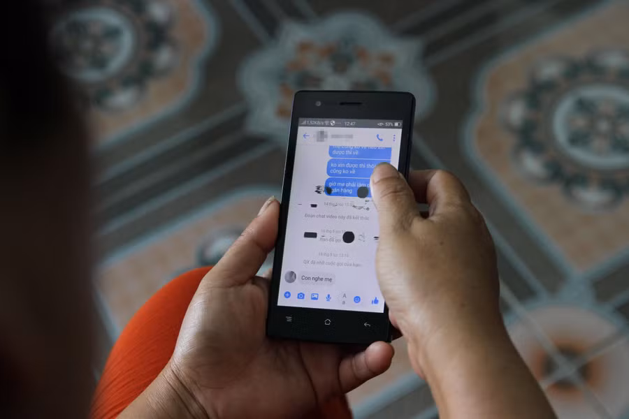 Bà Vương Thị X. ngồi đọc lại những dòng tin nhắn cuối cùng gửi cho con trai.