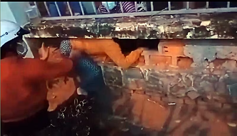 Hình ảnh nhiều người trèo rào, chui lỗ trốn khỏi Bệnh viện Đa khoa tỉnh Bình Thuận.