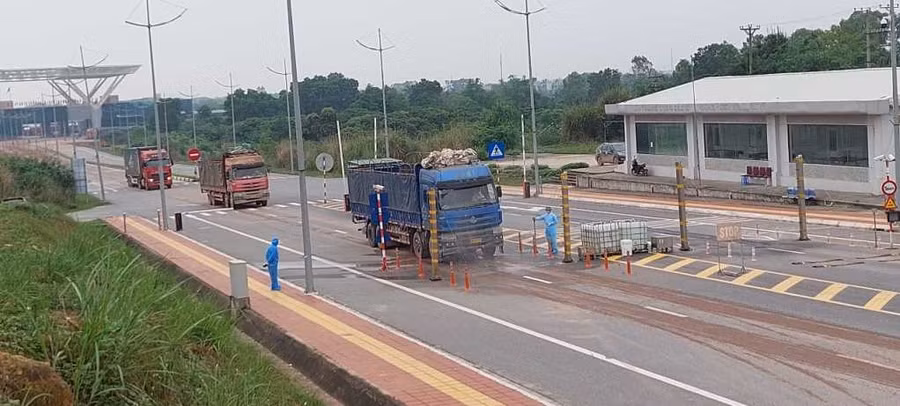 Các phương tiện vận tải phía Trung Quốc và Việt Nam chính thức lưu thông qua Cửa khẩu cầu Bắc Luân II sau 2 tháng tạm dừng thông quan.