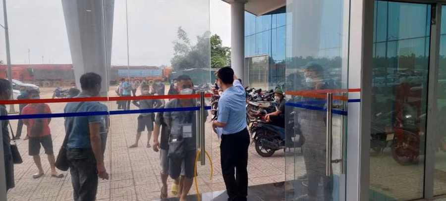 Ban quản lý Cửa khẩu Quốc tế Móng Cái điều tiết các lái xe trung chuyển tại cửa khẩu.