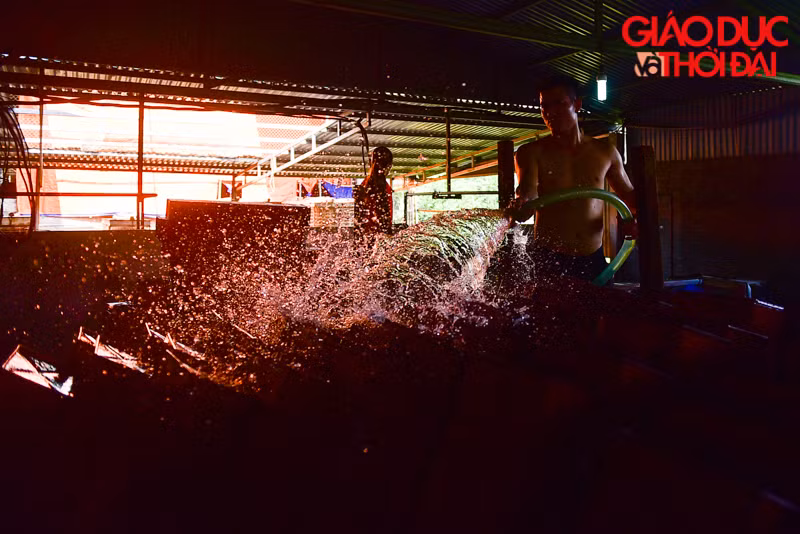 Những ống kinh loại liên tục được bơm nước để làm lạnh