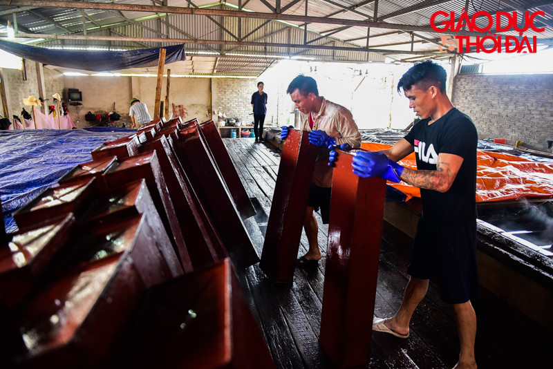 Theo ông Triệu chủ xưởng đá lạnh cho biết, mỗi ngày xưởng sản xuất khoảng 4000 cây đá lạnh, nhưng số lượng trên vẫn không đủ đáp ứng nhu cầu của người dân địa phương