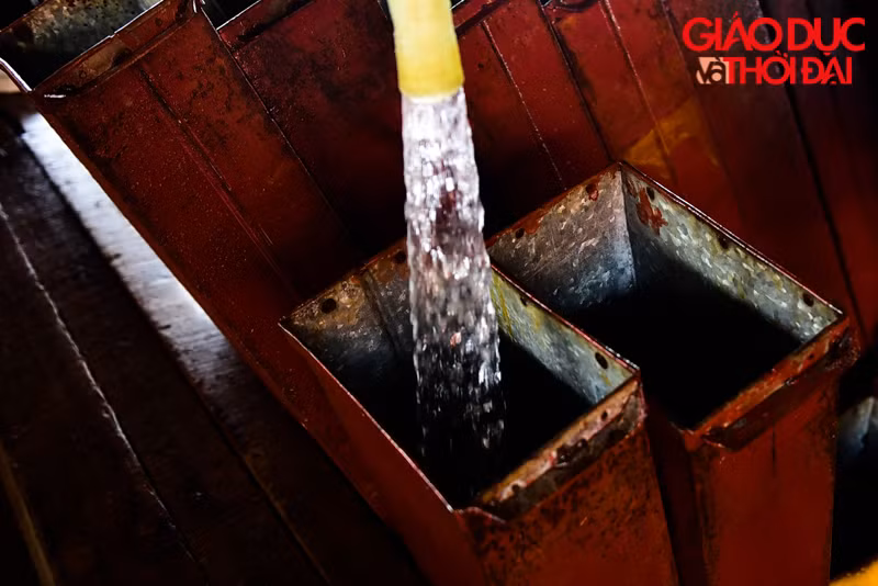 Nước được bơm vào những ống bằng kim loại, sau đó được đưa vào hệ thống làm đá lạnh