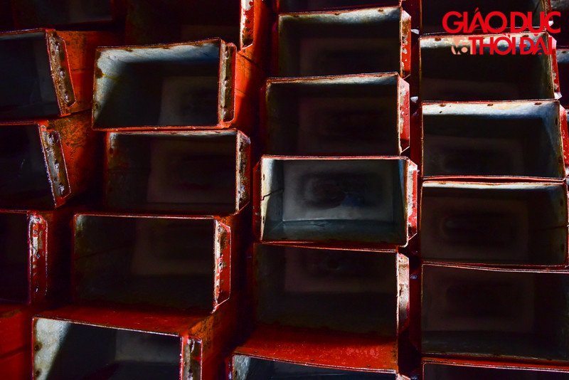 Ống kim loại chứa nước được làm theo 1 kích thước đồng đều nhau