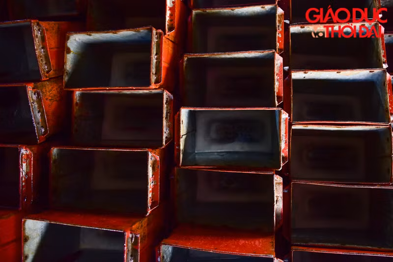 Ống kim loại chứa nước được làm theo 1 kích thước đồng đều nhau