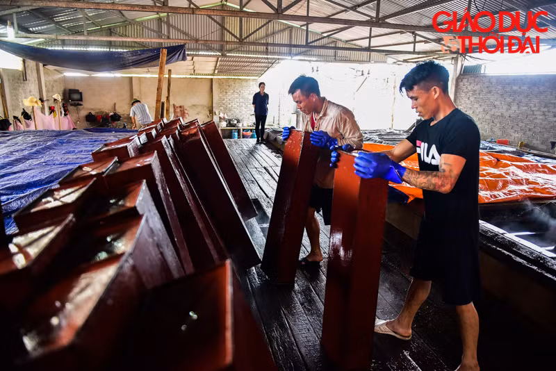 Theo ông Triệu chủ xưởng đá lạnh cho biết, mỗi ngày xưởng sản xuất khoảng 4000 cây đá lạnh, nhưng số lượng trên vẫn không đủ đáp ứng nhu cầu của người dân địa phương