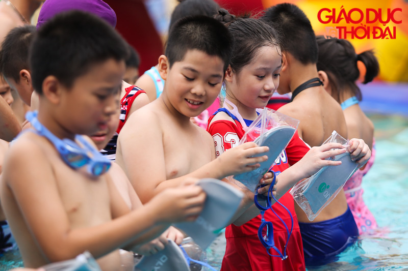 Rất đông bạn trẻ rất hào hứng với những buổi học bơi trong kỳ nghỉ hè