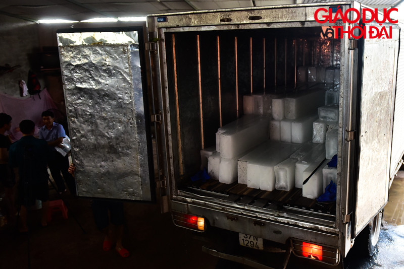 Những xe lạnh chở đá cây cứ tấp nập ra vào xưởng để nhập hàng