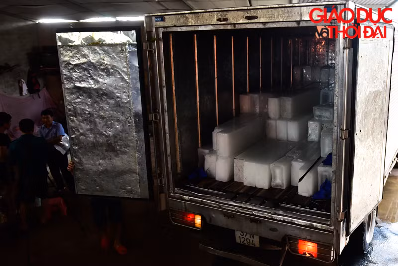 Những xe lạnh chở đá cây cứ tấp nập ra vào xưởng để nhập hàng