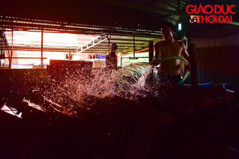 Những ống kinh loại liên tục được bơm nước để làm lạnh