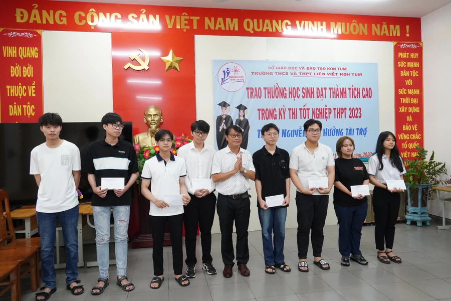 Ông Lê Đắc Tường, Hiệu trưởng Trường THCS-THPT Liên Việt Kon Tum trao học bổng cho học sinh đạt thành tích xuất sắc trong Kỳ thi tốt nghiệp THPT 2023.