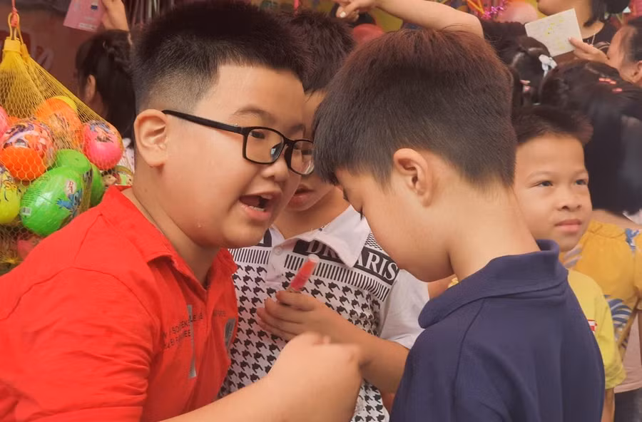 Háo hức, vui tươi