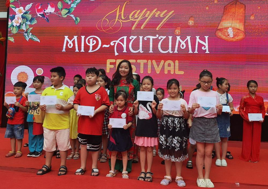 Cô Nguyễn Phương Hoa trao quà cho các lớp đạt giải tại cuộc thi thiết kế đèn lồng