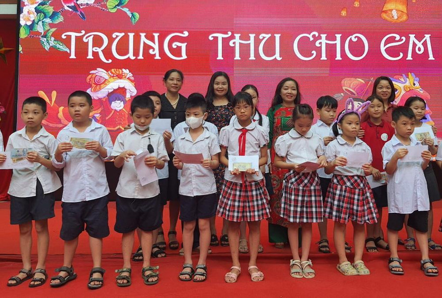 Ban giám hiệu và đại diện phụ huynh trao quà Trung thu cho học sinh có hoàn cảnh khó khăn