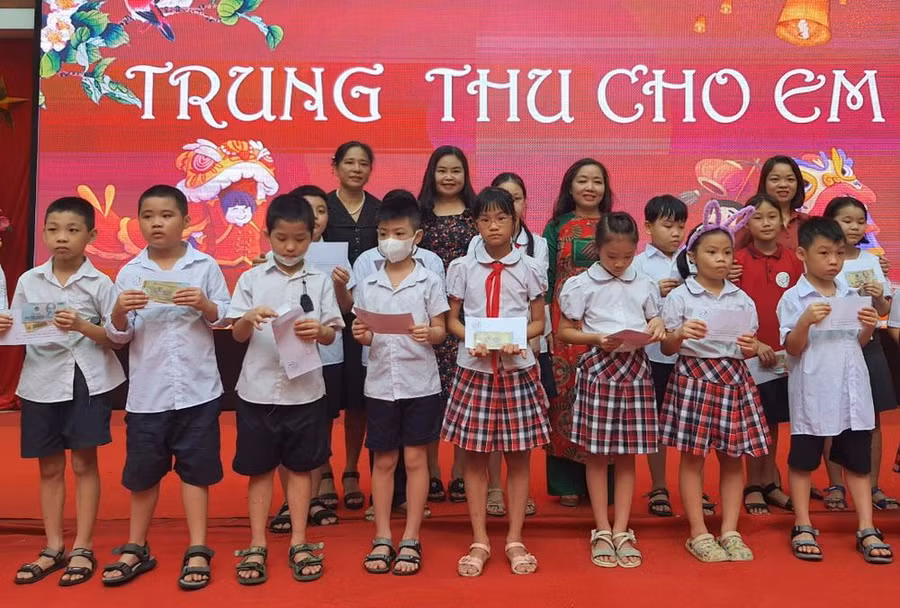 Ban giám hiệu và đại diện phụ huynh trao quà Trung thu cho học sinh có hoàn cảnh khó khăn