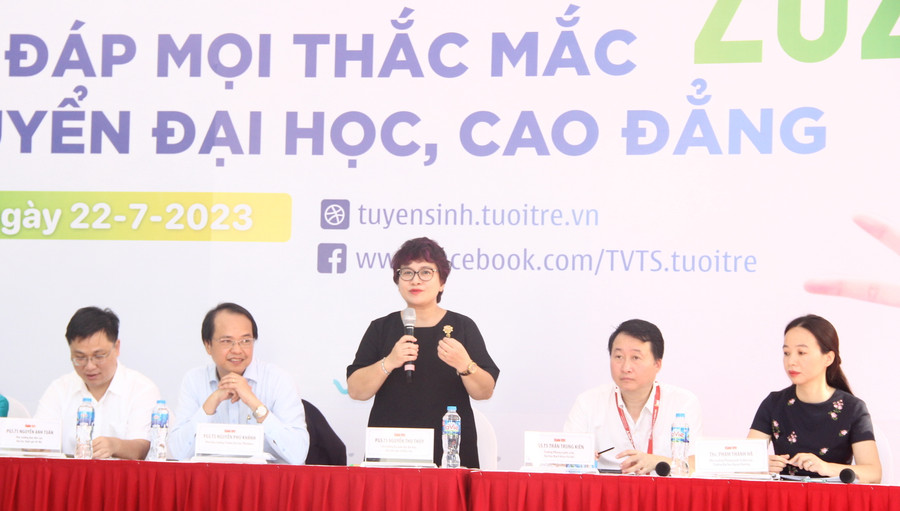 PGS.TS Nguyễn Thu Thủy – Vụ trưởng Vụ Giáo dục đại học (Bộ GD&ĐT) tư vấn cho thí sinh khi đăng ký nguyện vọng xét tuyển.