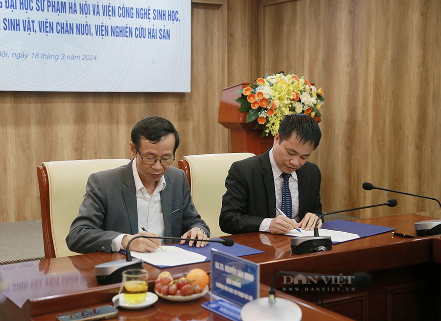 Sau lễ ký kết, sinh viên khoa Sinh học có cơ hội thực tập, trao đổi nghiên cứu với các Viện. Ảnh: Tào Nga Sau lễ ký kết, sinh viên khoa Sinh học có cơ hội thực tập, trao đổi nghiên cứu với các Viện. Ảnh: Tào Nga