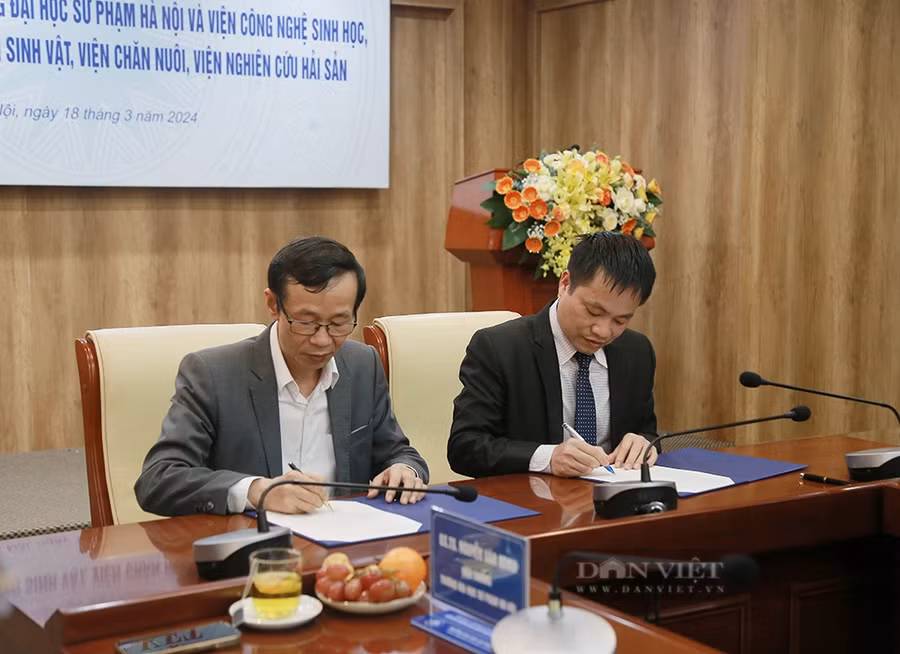 Sau lễ ký kết, sinh viên khoa Sinh học có cơ hội thực tập, trao đổi nghiên cứu với các Viện. Ảnh: Tào Nga