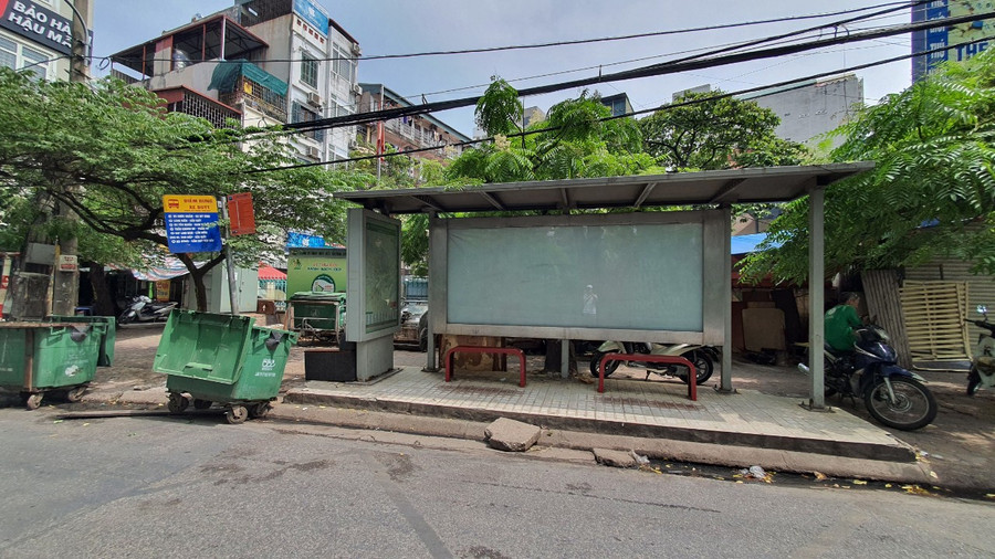 Tại khu vực đường Láng, xe rác nằm ngay cạnh nhà chờ xe buýt, hơn thế xe rác còn được đặt ở dưới lòng đường, gây cản trở giao thông cũng như cản trở xe buýt ra vào bến.