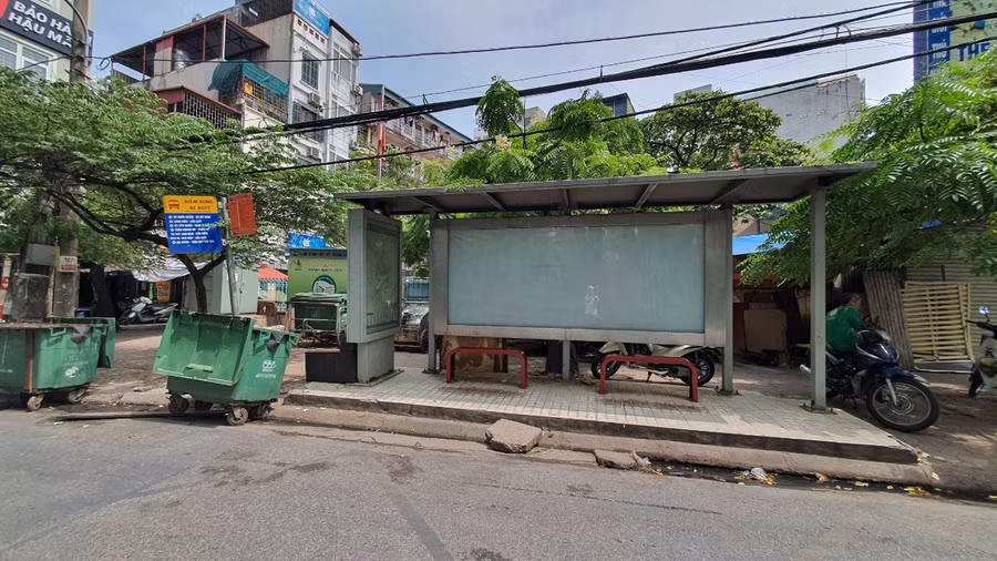 Tại khu vực đường Láng, xe rác nằm ngay cạnh nhà chờ xe buýt, hơn thế xe rác còn được đặt ở dưới lòng đường, gây cản trở giao thông cũng như cản trở xe buýt ra vào bến.