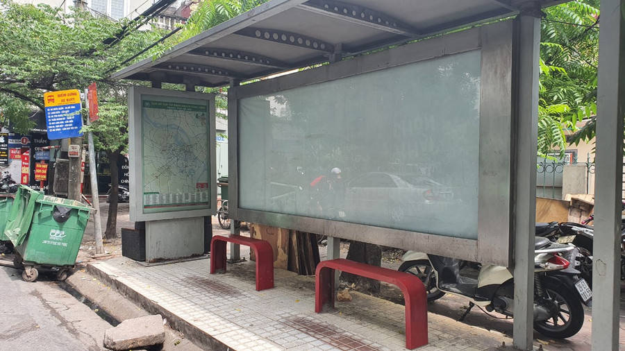 Các nhà chờ tại những điểm này thường vắng bóng người dân ngồi đợi xe buýt, người dân thường đứng ở vị trí khá xa để không ngửi thấy mùi từ những xe rác.