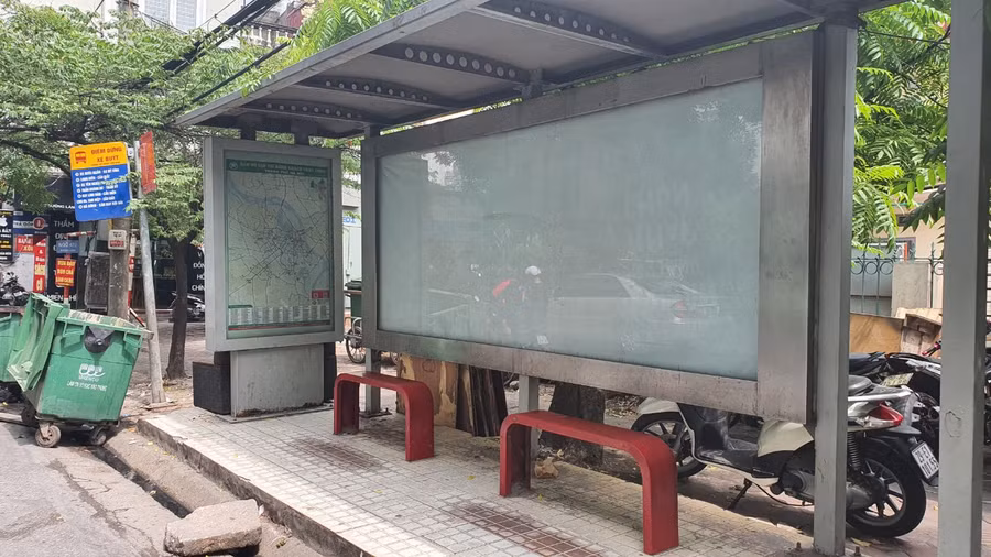Các nhà chờ tại những điểm này thường vắng bóng người dân ngồi đợi xe buýt, người dân thường đứng ở vị trí khá xa để không ngửi thấy mùi từ những xe rác.