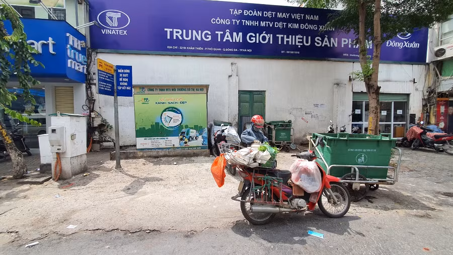 Tình trạng này phần nào ảnh hưởng đến hiệu quả hoạt động của xe buýt. Các điểm dừng chờ có xe rác bên cạnh hầu như vắng bóng hành khách.