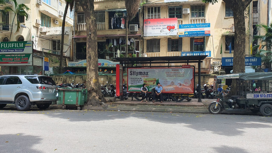 Một số điểm xe rác tập kết ngay trên mép đường gây cản trở xe buýt ra vào điểm.