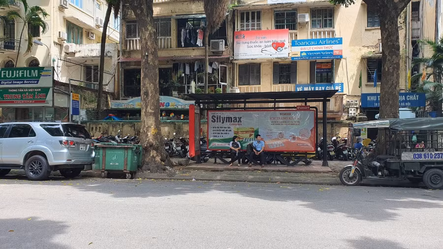 Một số điểm xe rác tập kết ngay trên mép đường gây cản trở xe buýt ra vào điểm.