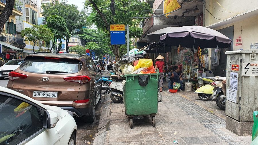 Bên cạnh đó, nhiều điểm dừng, chờ còn bị bao vây bởi cả xe buýt lẫn xe ô tô dừng đỗ, vừa chật chội, vừa khuất tầm nhìn, nhiều trường hợp hành khách không lên kịp xe hoặc xe không thấy khách.