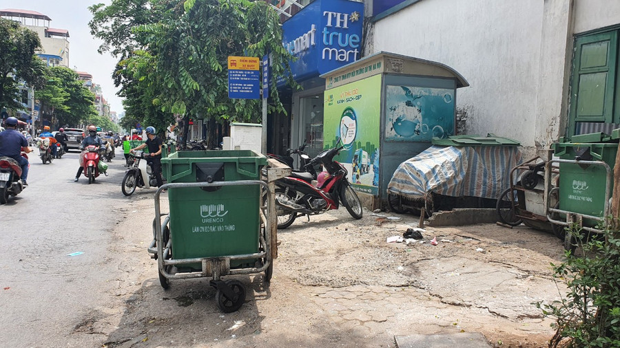 Tại đường Khâm Thiên, xe rác đứng một cách &quot; vô duyên&quot; ngay cạnh điểm chờ xe buýt.