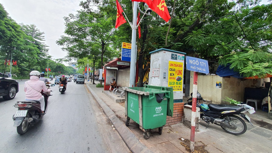 Nhiều điểm dừng, nhà chờ xe buýt đang phải chung vị trí với điểm tập kết rác, bốc mùi xú uế nồng nặc, khiến người dân, hành khách không muốn sử dụng.