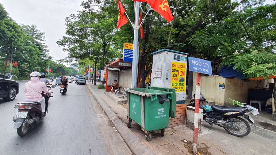 Nhiều điểm dừng, nhà chờ xe buýt đang phải chung vị trí với điểm tập kết rác, bốc mùi xú uế nồng nặc, khiến người dân, hành khách không muốn sử dụng.