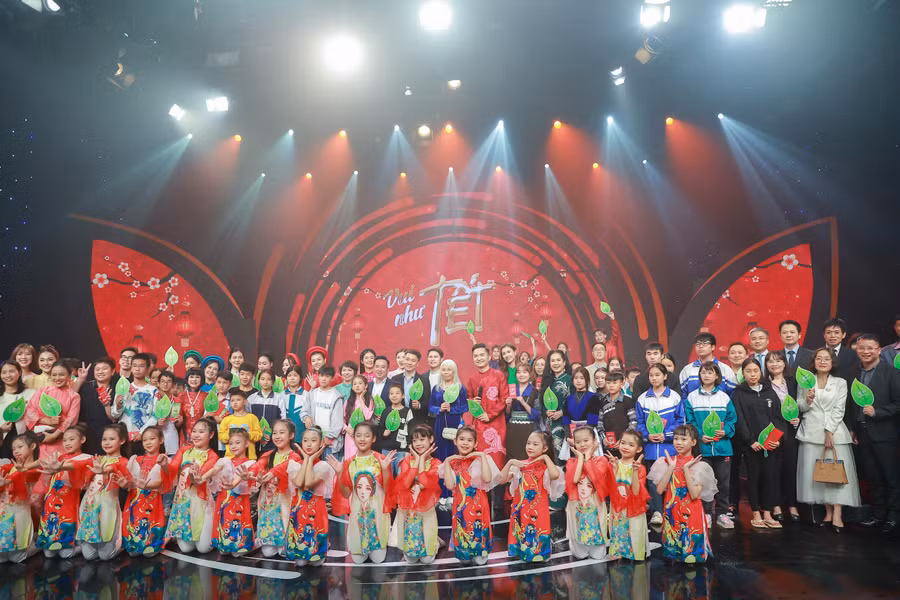 Các em nhỏ và khách mời tham gia Gala "Cặp lá yêu thương".