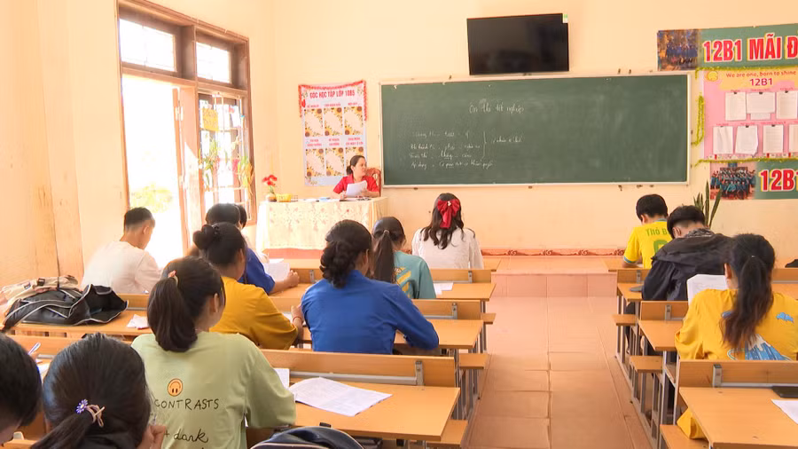 Học sinh tại Trường THPT A Túc ôn tập, chuẩn bị bước vào kỳ thi.