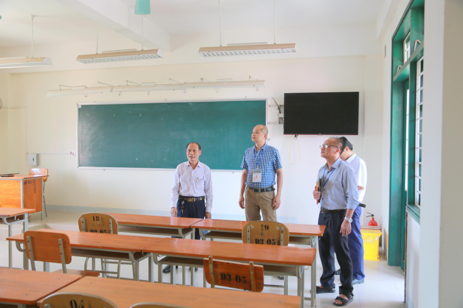 Ông Bùi Việt Hùng – Chuyên viên cao cấp Vụ Giáo dục Tiểu học (Bộ GD&ĐT) làm Trưởng đoàn kiểm tra công tác chuẩn bị thi tốt nghiệp THPT tại Quảng Trị. Ông Bùi Việt Hùng – Chuyên viên cao cấp Vụ Giáo dục Tiểu học (Bộ GD&ĐT) làm Trưởng đoàn kiểm tra công tác chuẩn bị thi tốt nghiệp THPT tại Quảng Trị.