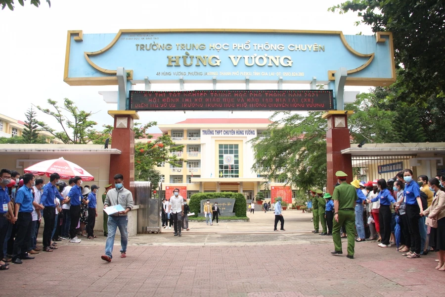 Trường THPT chuyên Hùng Vương tuyển 13 lớp với 465 học sinh trong năm học 2022-2023.