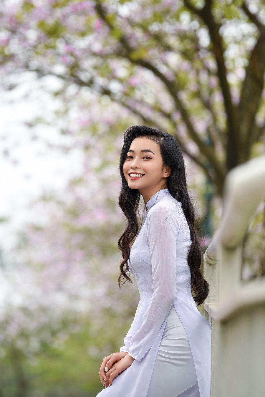 Xuất hiện trong không gian hoa ban thơ mộng, nữ MC bồi hồi nhớ lại khi mặc chiếc áo dài mang nhiều kỷ niệm tuổi học trò.
