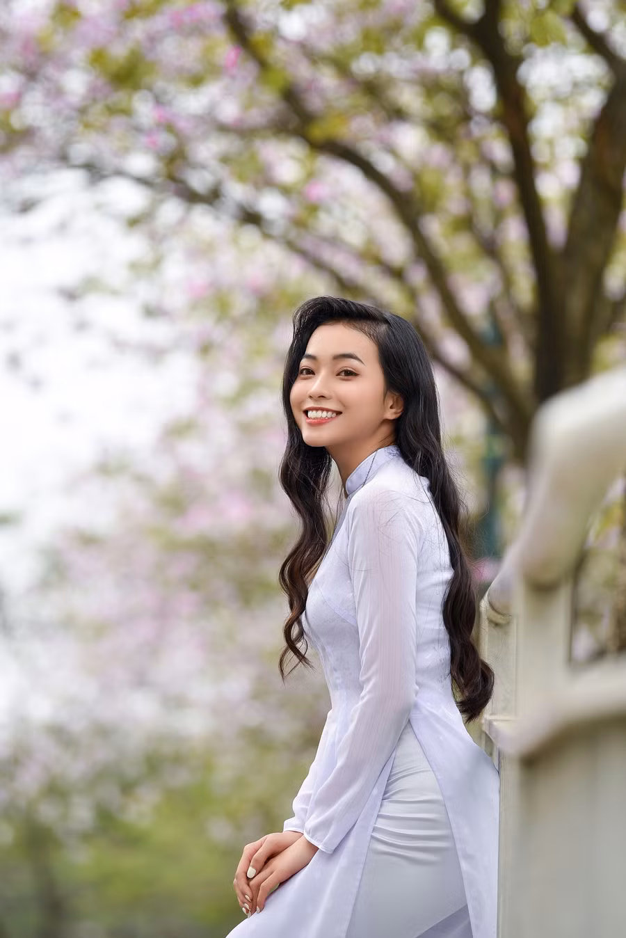 Xuất hiện trong không gian hoa ban thơ mộng, nữ MC bồi hồi nhớ lại khi mặc chiếc áo dài mang nhiều kỷ niệm tuổi học trò.