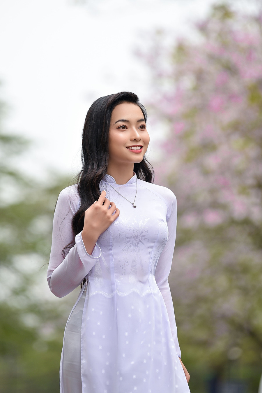 Với đặc thù công việc MC-BTV truyền hình, Ngọc Thụy thường xuyên lên sóng với những chiếc áo dài với đa dạng tông màu, kiểu dáng thiết kế khác nhau.