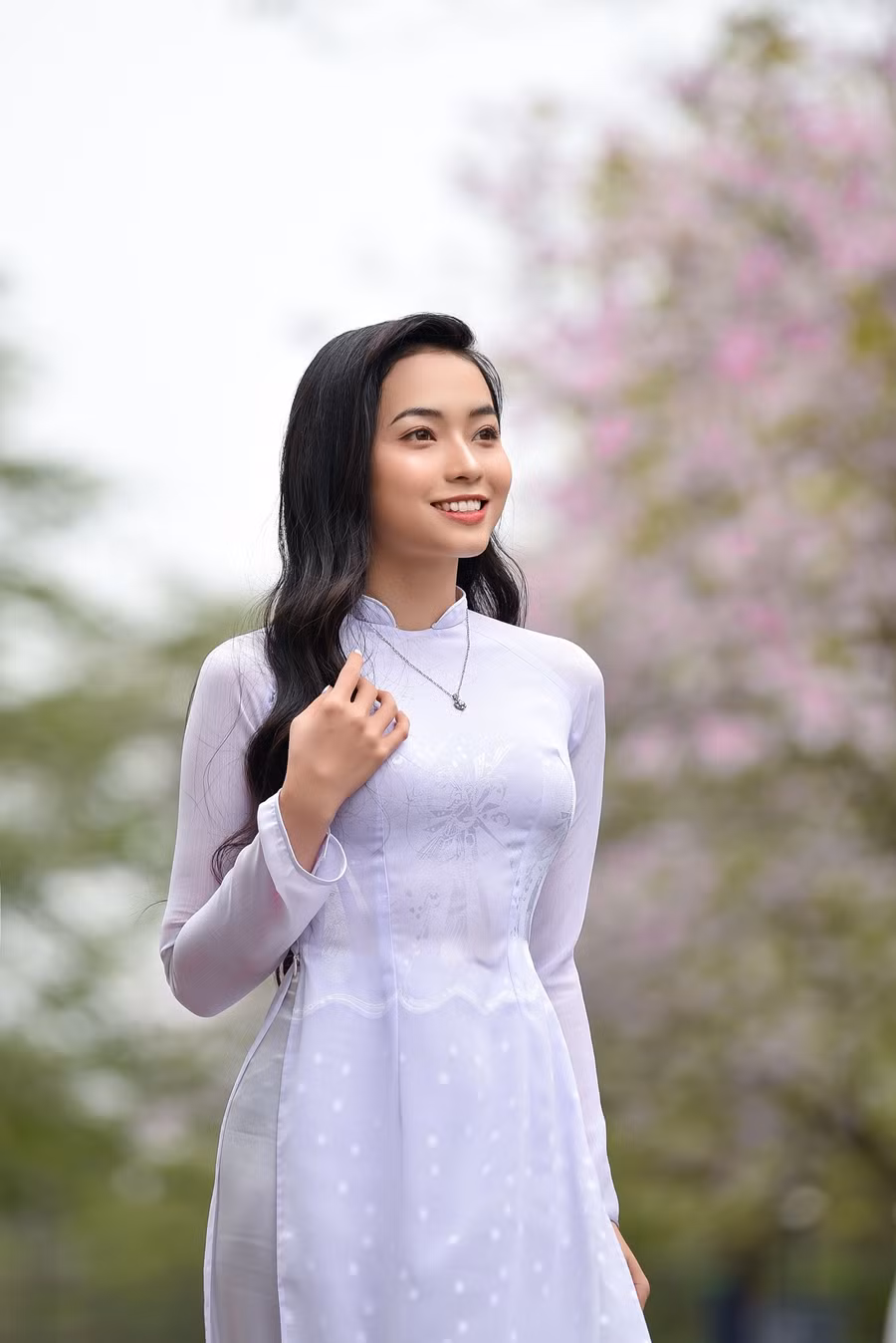 Với đặc thù công việc MC-BTV truyền hình, Ngọc Thụy thường xuyên lên sóng với những chiếc áo dài với đa dạng tông màu, kiểu dáng thiết kế khác nhau.