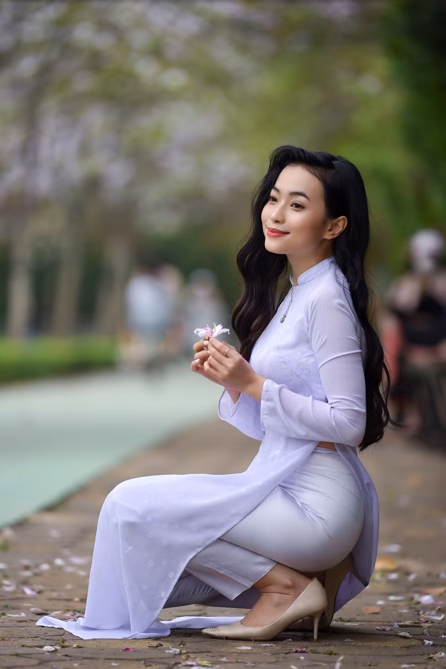 Đã nhiều năm trôi qua, khi mặc lại bộ áo dài này, Ngọc Thụy vẫn trọn vẹn cảm giác e thẹn, duyên dáng như thời cắp sách tới trường.