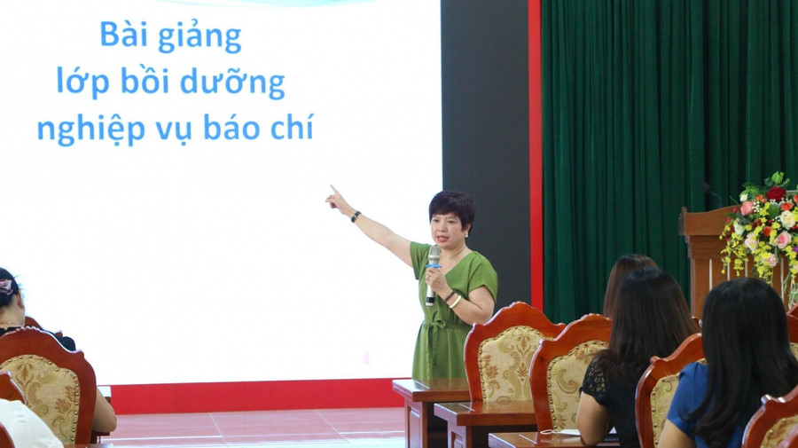 Nhà báo Dương Thanh Hương, Phó Tổng biên tập Báo Giáo dục và Thời đại chia sẻ kỹ năng truyền thông tại Chương trình. Nhà báo Dương Thanh Hương, Phó Tổng biên tập Báo Giáo dục và Thời đại chia sẻ kỹ năng truyền thông tại Chương trình.